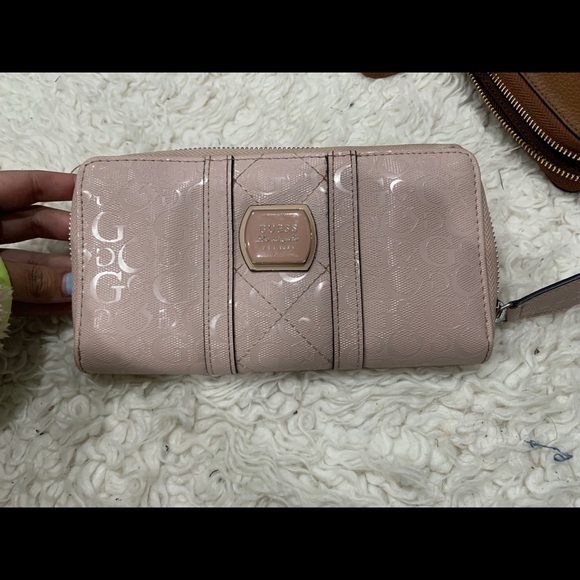 GUESS Wallet - Picture 1 of 3